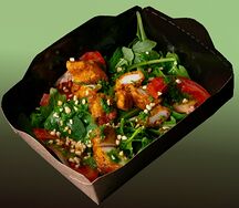 Салат с цыпленком, рукколой и песто