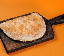 Сладкий чебурек с брусникой