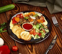 Говядина с овощами, пюре и салатом