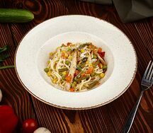 Паста с курицей и овощами