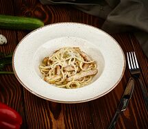 Паста с курицей и оливками