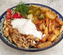 Шаверма на тарелке халяль