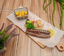 Колбаски на гриле с картофельными шариками