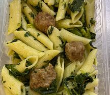Макароны с шпинатом и с фрикаделькой