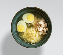Куриный бульон с лапшой и яйцом