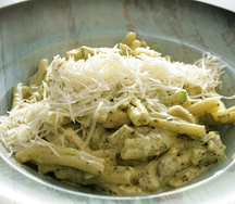 Паста с курицей, вялеными томатами и песто
