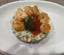 Салат Оливье с креветками и красной икрой