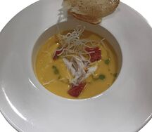 Тыквенный крем-сум с мясом краба и зелёным маслом