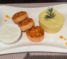 Крабовые котлеты с картофельным поре