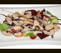Теплый салат с морепродуктами