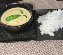Зелёное карри с креветкой и рисом