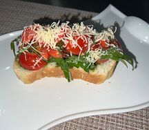 Брускетта с помидорами и пармезаном