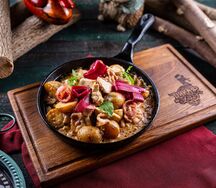 Сковородка с куриным бедром и беконом