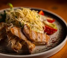 Хрустящий салат с куриным филе на гриле