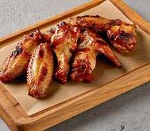 Куриные крылышки на мангале в луково-карамельном соусе