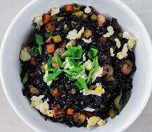 Черный рис с креветками