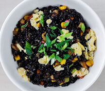 Черный рис с овощами