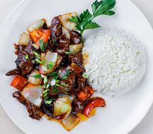 Говядина в соусе Чёрный перец с рисом