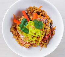 Острый салат с фунчозой и цыпленком