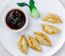 Китайские пельмени с курицей жареные