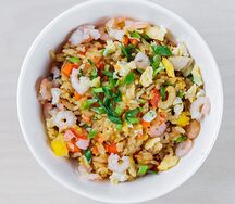 Жареный рис с креветками
