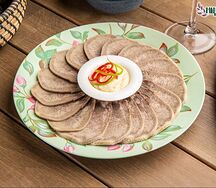 Отварной говяжий язык с хреном