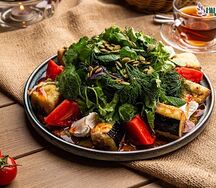 Салат с хрустящими баклажанами и сливочным сыром