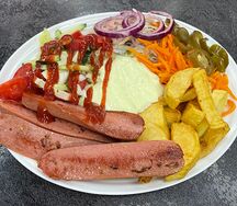 Хот-дог на тарелке