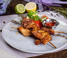 Куриный шашлык с помидором и маринованным красным луком