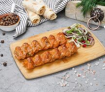 Куриный люля-кебаб в тарелке