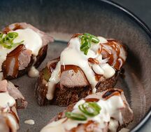 Кростини с мясом и соусом фондю