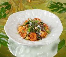 Салат с креветками в ананасе