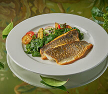 Сибас со шпинатом и соусом Том Кха