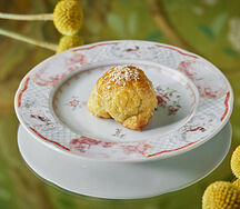 Пирожок с олениной, устричным соусом и черным перцем