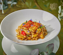 Жареный рис с крабом и манго