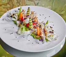 Овощной салат с пюре из авокадо