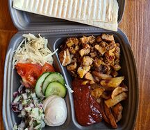 Шаурма на углях в тарелке с курицей