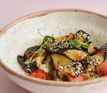 Салат с хрустящими баклажанами и рассольным сыром