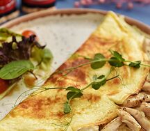 Нежный омлет с куриной грудкой и грибами