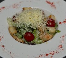 Салат Цезарь с креветками