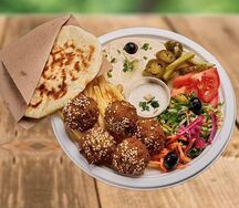Фалафель на тарелке