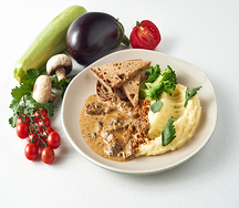 Бефстроганов с картофельным пюре и луком фри