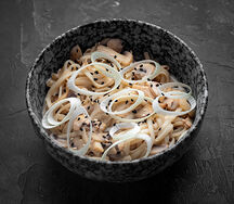 Wok сливочный с курицей и грибами
