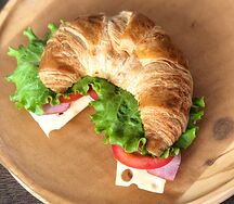 Круассан с ветчиной и сыром
