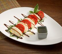 Капрезе с моцареллой из сыроварни и соусом песто