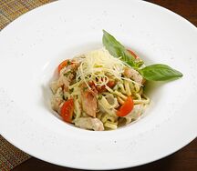 Лингвини с фермерским цыпленком и песто
