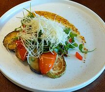 Салат с ягненком и овощами гриль