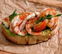 Брускетта с руколой и креветкой