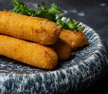 Сырные палочки с малиновым соусом