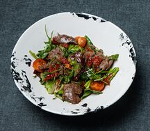 Теплый салат с говядиной